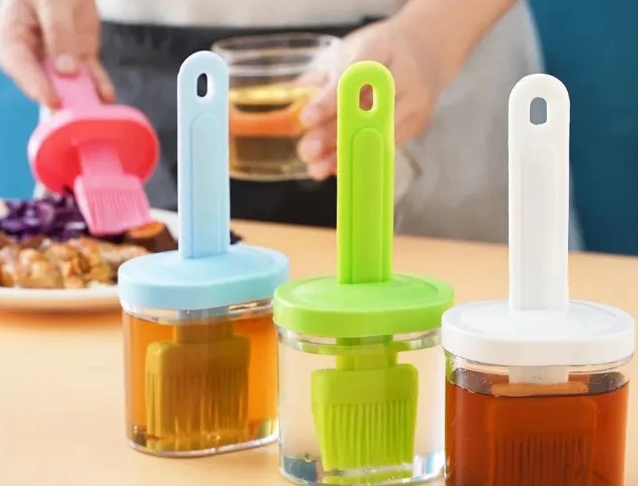 Silicone Brush in Plastic Can
