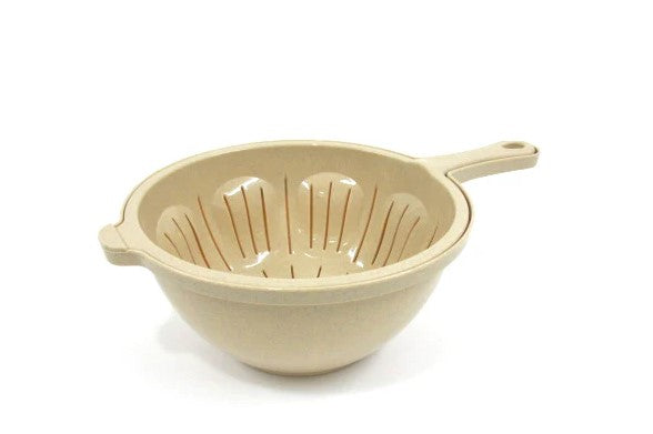 Plastic bowl and strainer set
